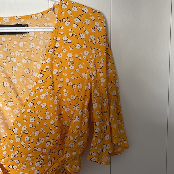 Tie front crop - Picture 2 of 3